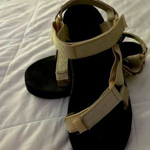Shiny GOLD TEVAS SIZE 8 women’s